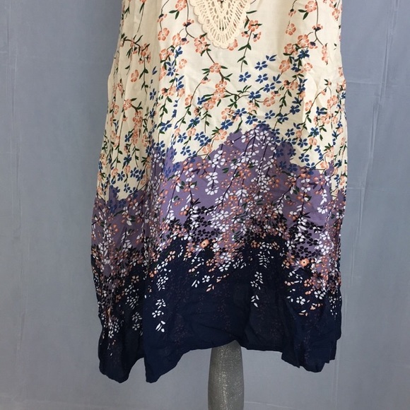 Last 1! Floral mini dress w crocheted detail small - Picture 4 of 6